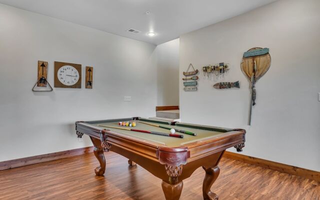 Rockwood Lake Lodge 7 Bedroom Home by RedAwning