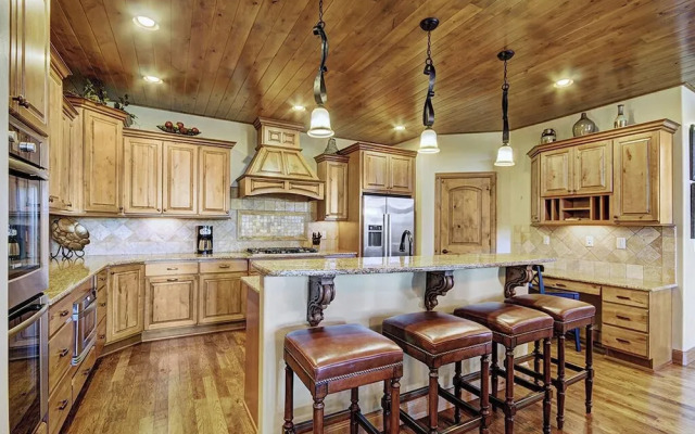 Lofty Fox Villa by RedAwning