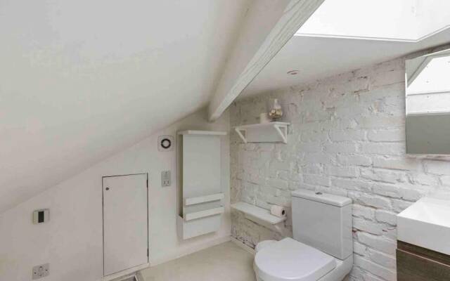 Modern Central 3-brs House With 3 Bths 2 Hottube