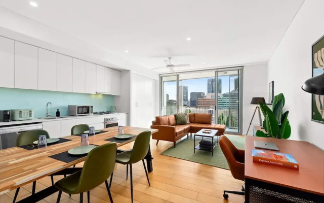 Central Charming 2 Bedrooms With Balcony Aircon
