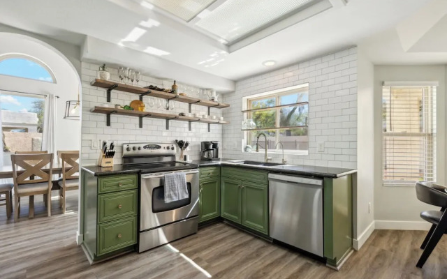 Red Mountain Retreat 5 BDR w/ Heated Pool!