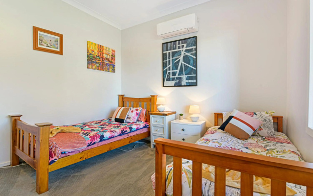 Cottage on Lords – Guest Rooms – Orange