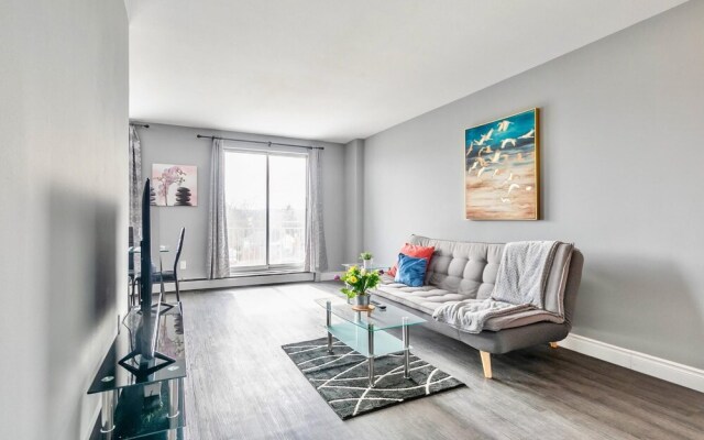 Bright 1BR Apt With King bed - Near DT Hamilton