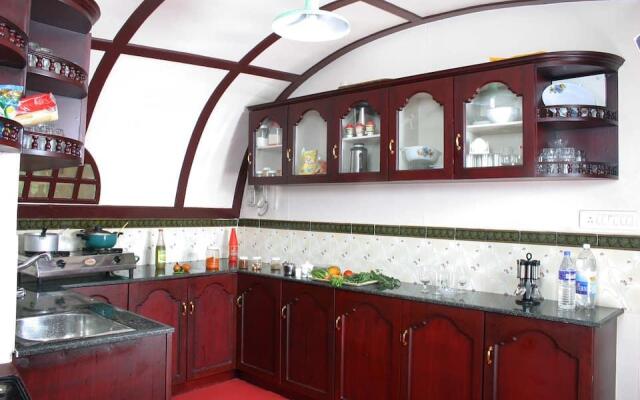 Rosey Houseboats