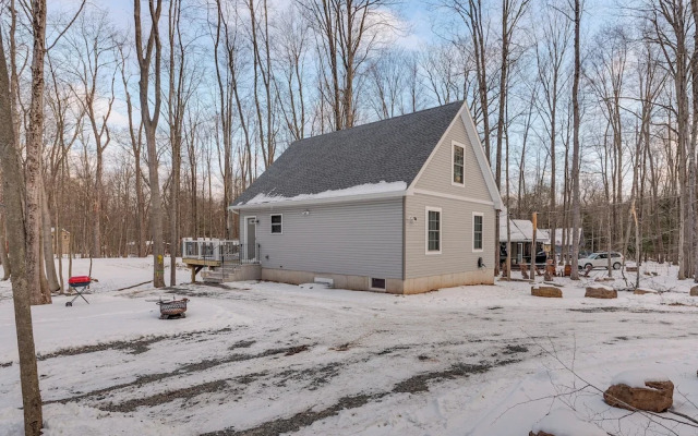 Hike & Ski: Pocono Lake Home w/ Community Perks!
