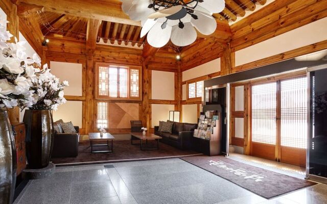 Hanok stay NAMWONYECHON by Kensington