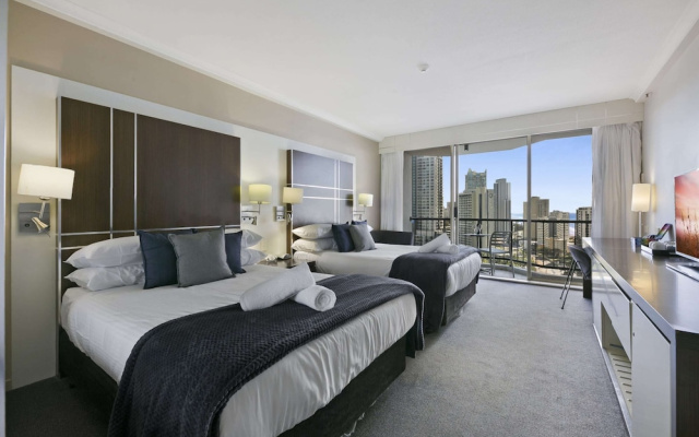 Ocean View 2-bed Studio In the Heart of Surfers – Guest Rooms – Gold Coast