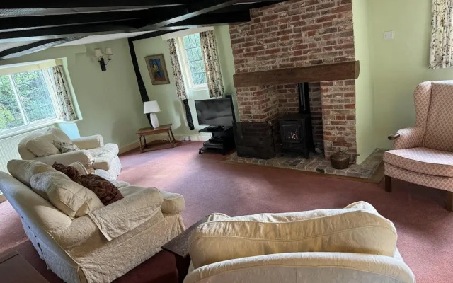 Cottage-fireplace-garden-petsok-3br-parking