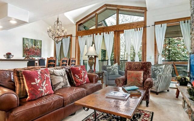4 Bedroom Antlers Vacation Rental With Incredible Slopeside Views and Just a Short Walk to Gondola and Lionshead Village