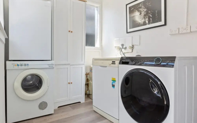 Peaceful 2 Bedroom With Private Backyard and BBQ