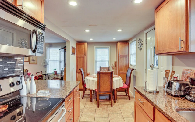 8 Mi to Downtown: Convenient Minneapolis Home