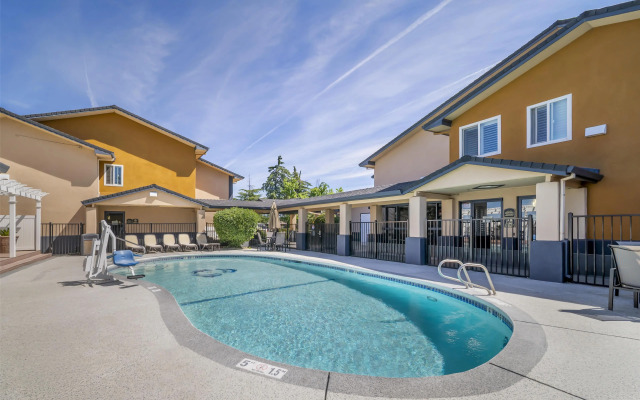 Best Western Antelope Inn & Suites