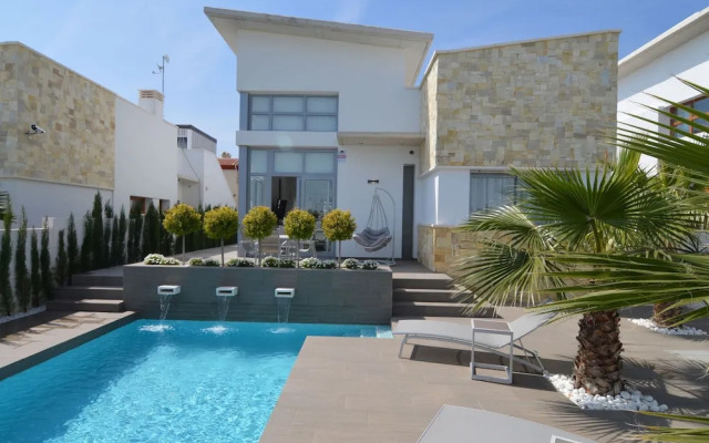 Villa With Garden & Roof Deck