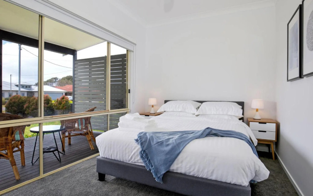 Beach Central I Pet Friendly I 2 Mins Walk to Beach – Guest Rooms – Culburra Beach