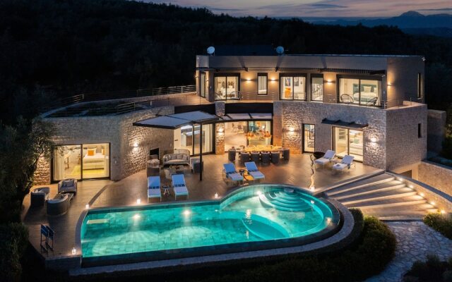 Captivating 5br Pool Villa Close Navarino Golf