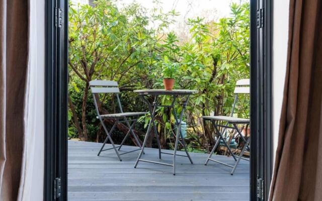 Studio Acorn private parking and garden