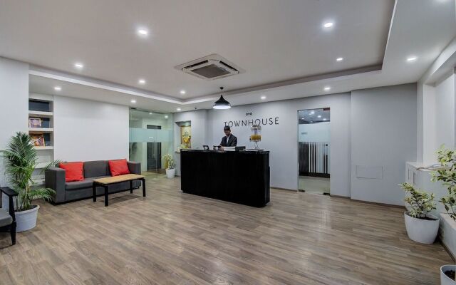 OYO Townhouse 71 Khar West Station
