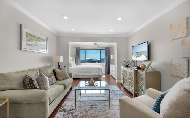 Sunset Harbor Palms 2-304