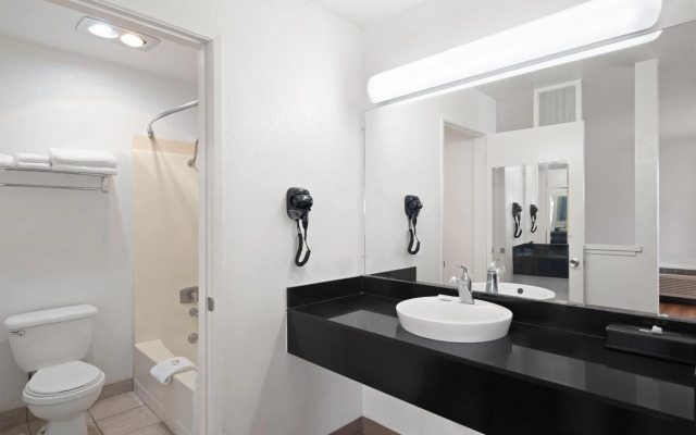 Super 8 by Wyndham Dunnigan