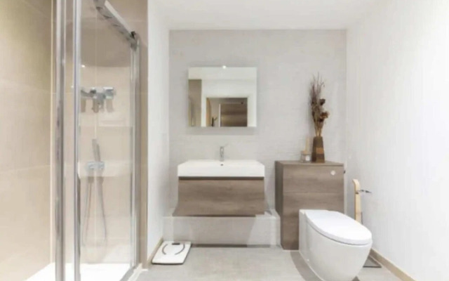 Modern 1 Bedroom Apartment With Balcony in Earlsfield