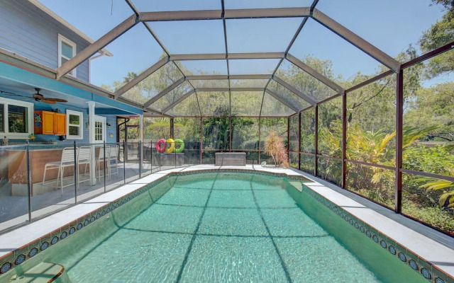 Spacious 4 3 Retreat- Heated Pool-playroom