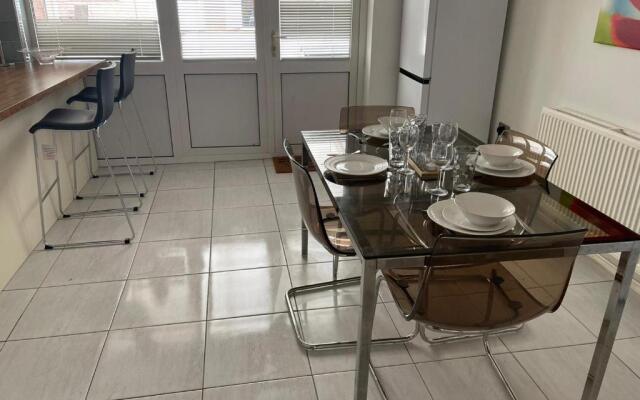 3-bed Semi-detached House, Wifi, Parking, Outdoor Space
