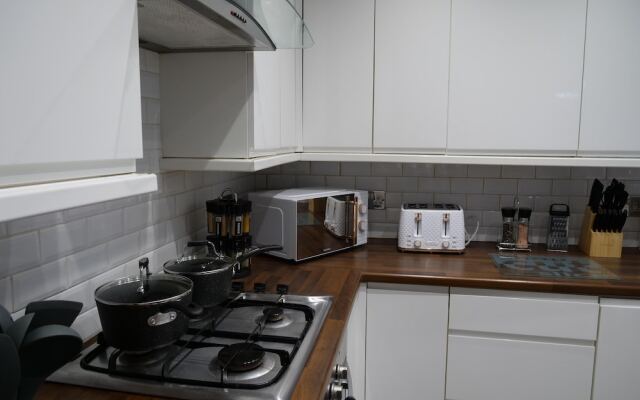 Stunning 5-bed House in Liverpool! Great Location!