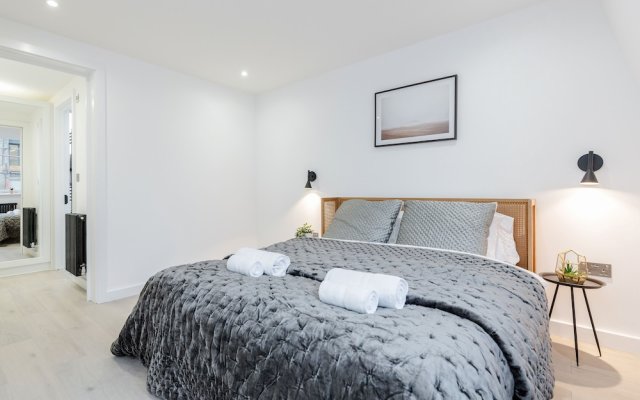 Perfect Holiday Escape - 1 and 2 Bedroom Deluxe Apartments at Liverpool Street
