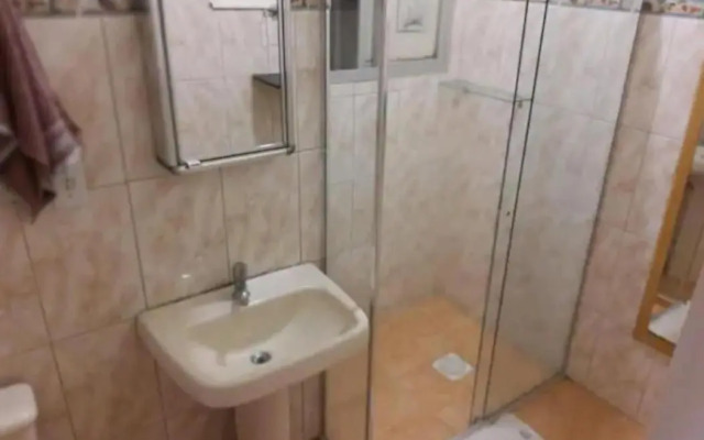 Apartamento térreo com ar condicionado bem localizado