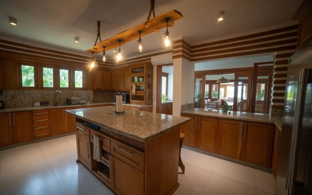 Majestic 5BR Villa w Maid Jacuzzi in Cap Cana