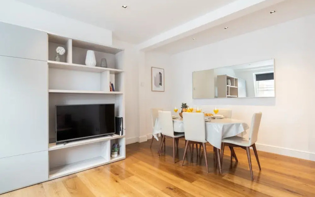 Stylish 2BR 2BA by the Heart of Soho