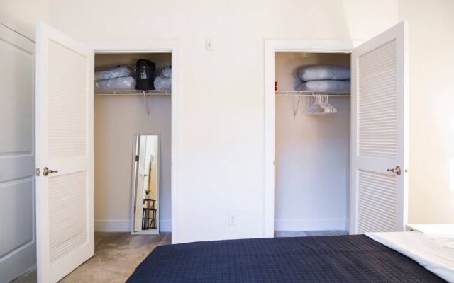 Fun 1 BR Apt In Popular NODA