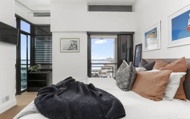 Bright Modern One Bed Marina Penthouse - by Urban Butler