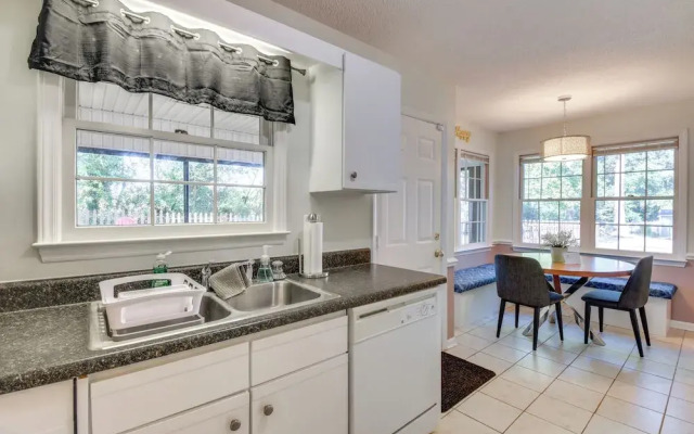 Seneca Escape w/ Screened Patio: Near Lakes!
