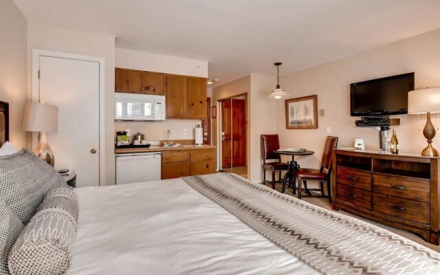 Ski In, Ski Out Studio Condo in the Heart of Lionshead Village with Hot Tubs and Pool