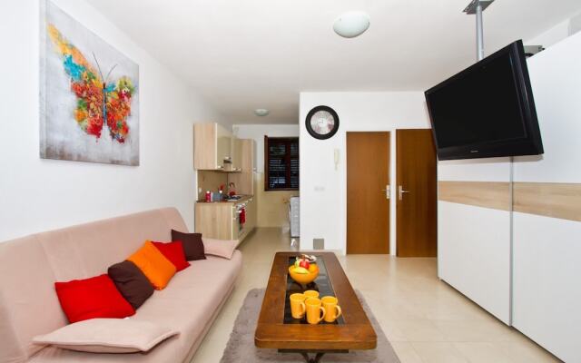 Comfort Apt.w.balcony Near Beach,marjan and Center