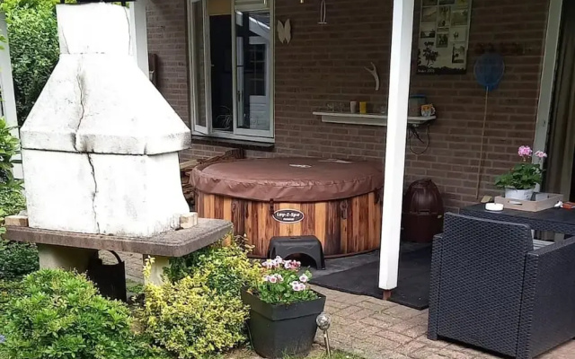 Lush Bungalow in Beek Gem Montferl& with Hot Tub