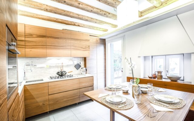 Luxury Garden Mansion R&R