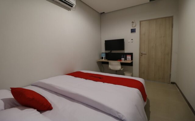 RedDoorz Plus near Pondok Indah Mall