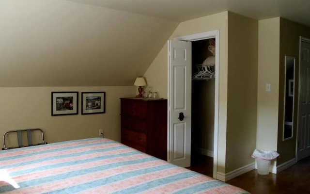 MacKenzie House Tourist Home B&B