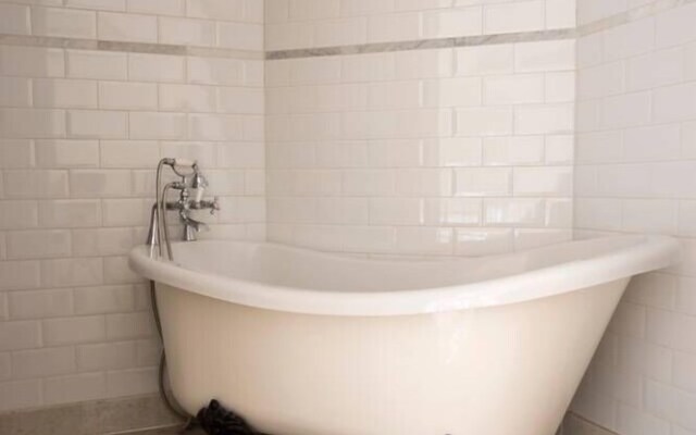Saint Pauls Suite 24