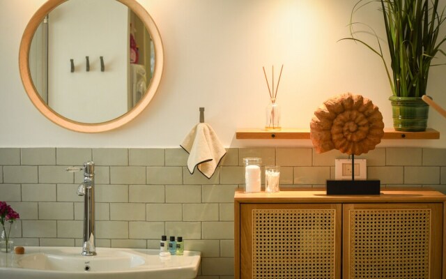Charming 2BR Apt w a Breathtaking Patio