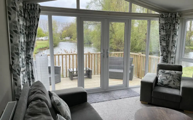 Beautiful and Tranquil Lakeside Lodge - Sleeps 5