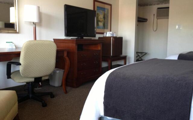 Holiday Hill Inn & Suites