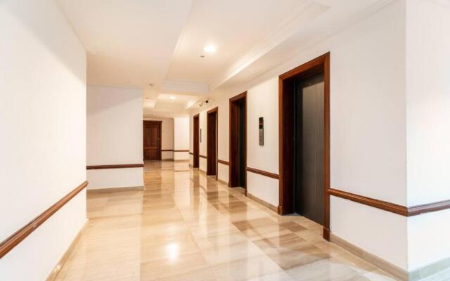 Luxurious 2BDR condo located in Prestigious Tower.