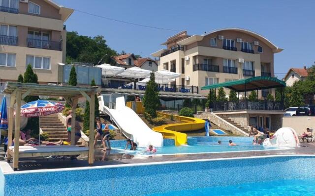Sunny Hill Apartments & Aqua Park
