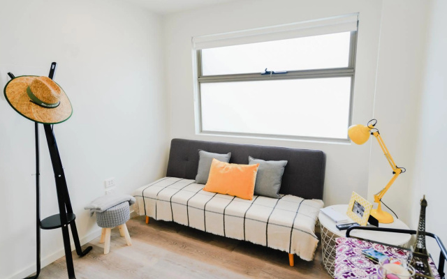 U201 Brunswick Living Top floor Balcony Close to APT and CBD Free Wifi Tram at Doorstep – Guest Rooms – Melbourne