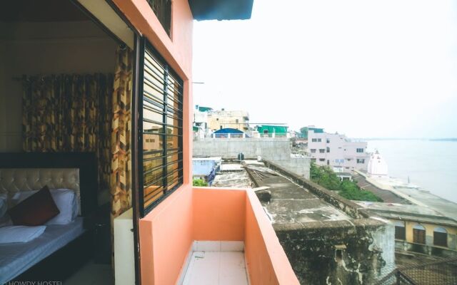 On The Ghat by Howdy Hostels