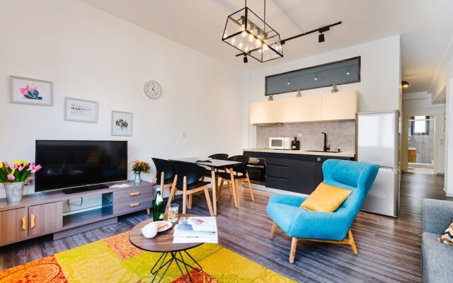 "sanders Home Suites - Bright Downtown 1-bdr. Apt."