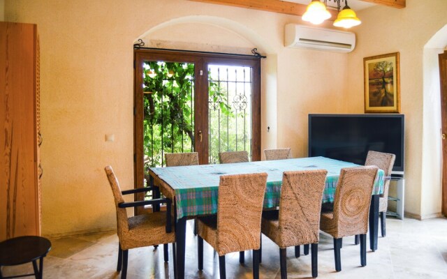Important Group Villa Citrus